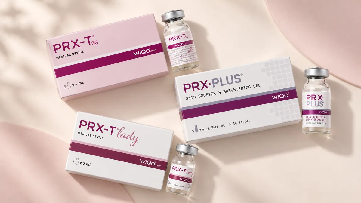 PRX-T33, PRX-PLUS en PRX-T Lady van WiQo, elk met doosje en flacon, van bovenaf op een crème-roze ondergrond.