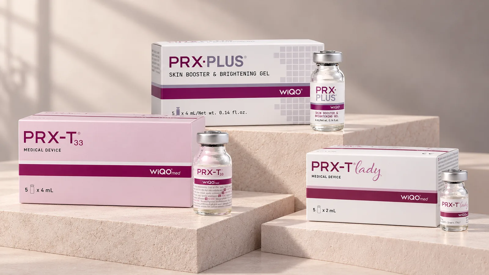 PRX-T33, PRX-PLUS en PRX-T Lady van WiQo, elk met doosje en flacon, op lichte sokkels van verschillende hoogtes.